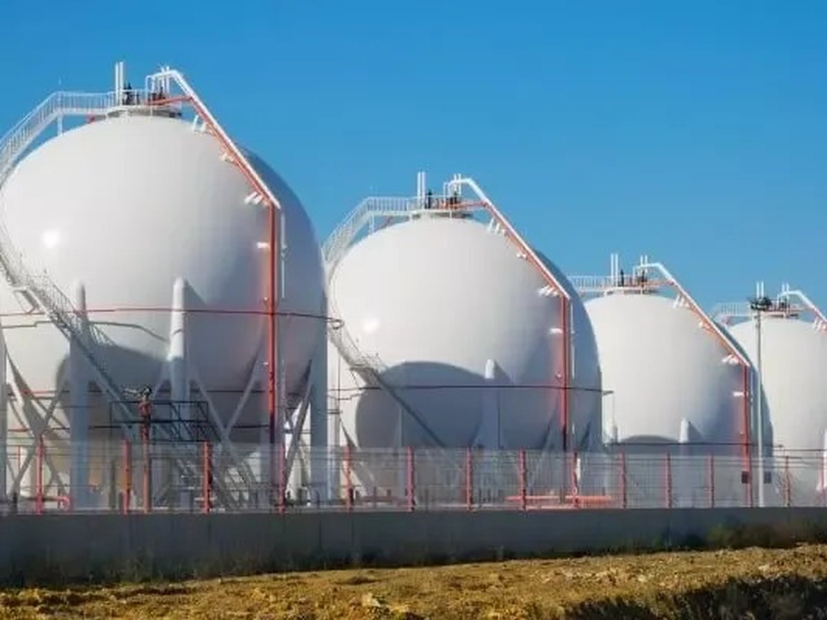 Parque de tanques de armazenamento com tubulação e inspetor
