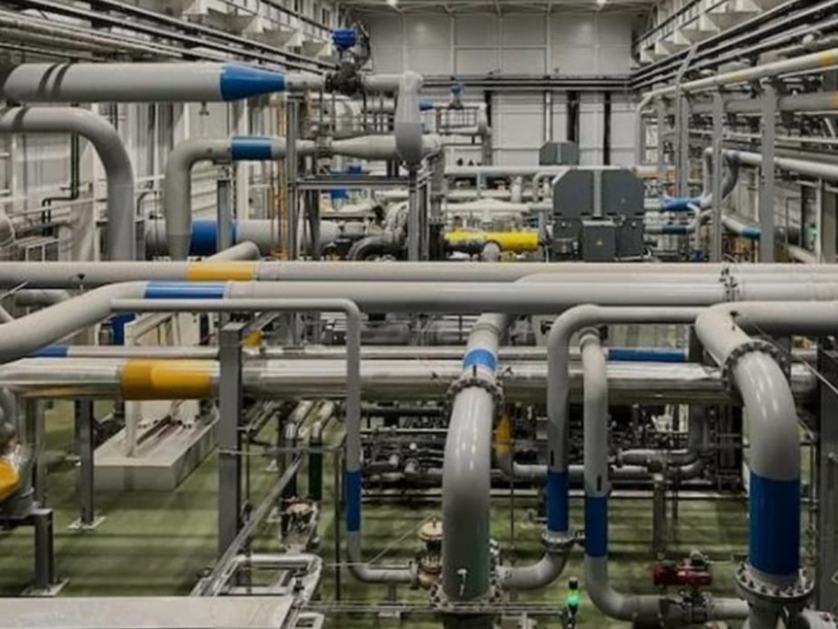 Sala de tubulações industriais com linhas e válvulas de processo