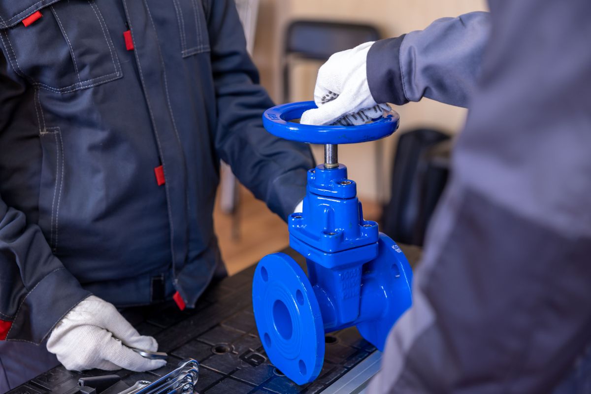 Técnicos da Servicall inspecionando uma válvula industrial